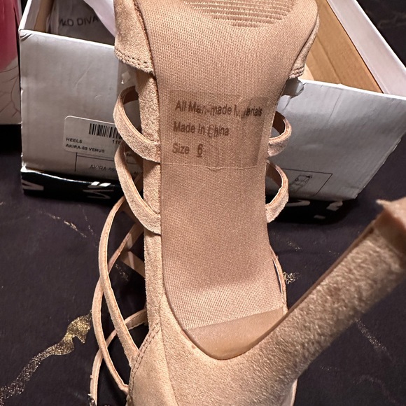 Natural heels never been worn. Size 6 - Picture 4 of 5